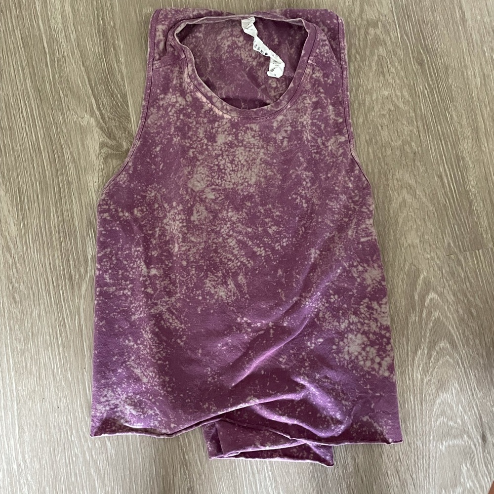 adorable cropped lulu lemon tank top!!